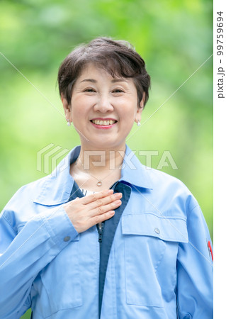 作業着の女性 新緑 作業着の女性 新緑 99759694