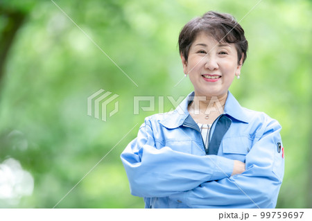 作業着の女性 新緑 作業着の女性 新緑 99759697