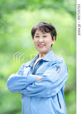 作業着の女性 新緑 作業着の女性 新緑 99759703