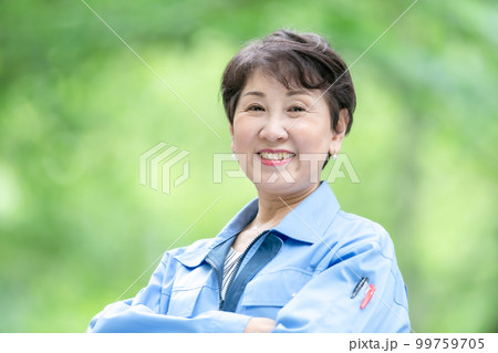 作業着の女性 新緑 作業着の女性 新緑 99759705