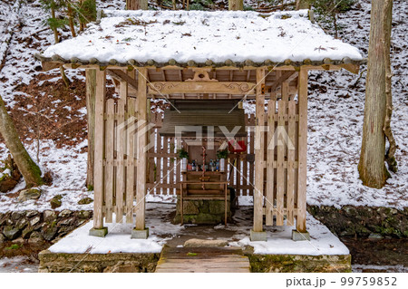 残雪の比叡山延暦寺横川 龍ヶ池弁財天社 残雪の比叡山延暦寺横川 龍ヶ池弁財天社 99759852