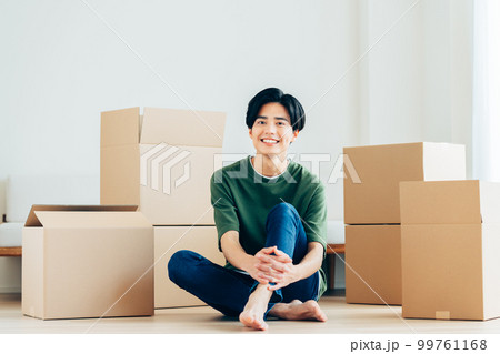 引越しをする若い男性 99761168
