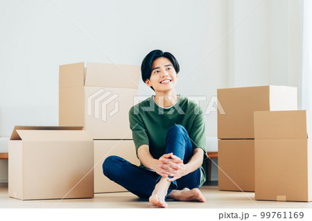 引越しをする若い男性 99761169