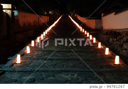 杵築市観月祭（中秋の名月）で勘定場の坂で足元を照らす灯篭の列 99761267