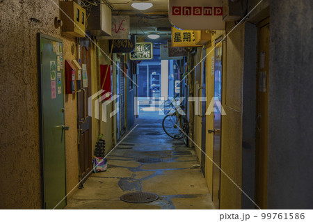 暗い汚れた飲み屋街の裏路地 暗い汚れた飲み屋街の裏路地 99761586