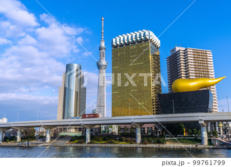 日本の東京都市景観 隅田川や東京スカイツリーなどを望む 99761799
