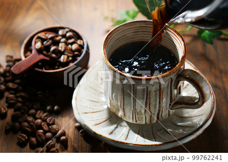 木洩れ日の中、注がれるコーヒー 木洩れ日の中、注がれるコーヒー 99762241