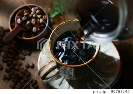 木洩れ日の中、注がれるコーヒー 99762246