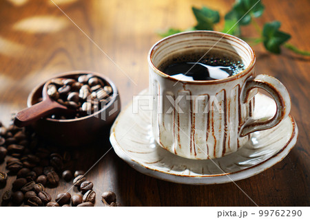 木洩れ日の中のコーヒー 木洩れ日の中のコーヒー 99762290