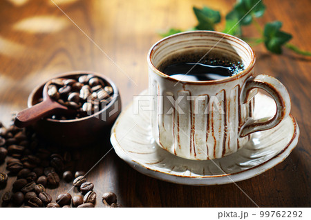 木洩れ日の中のコーヒー 99762292