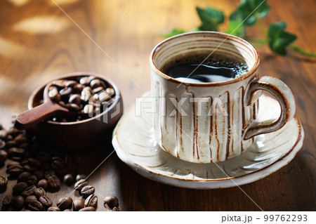 木洩れ日の中のコーヒー 99762293