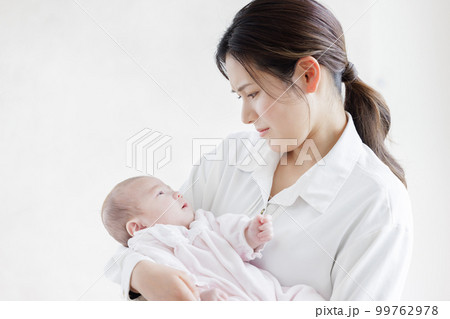泣く赤ちゃん 泣く赤ちゃん 99762978