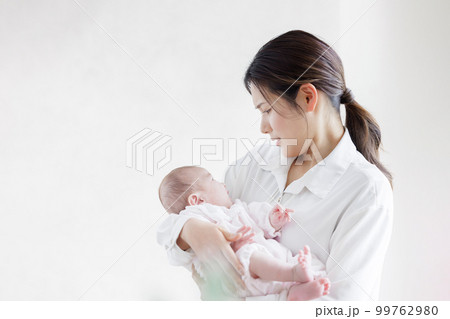 泣く赤ちゃん 泣く赤ちゃん 99762980