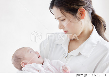 泣く赤ちゃん 99762981