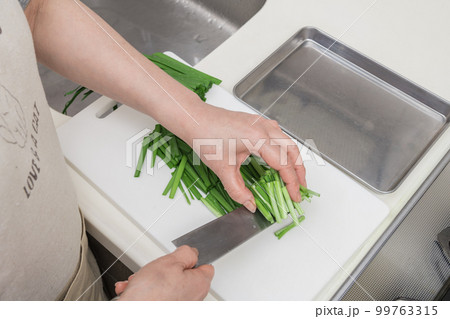 【ざく切りにしたニラをバットに移す】 【ざく切りにしたニラをバットに移す】 99763315