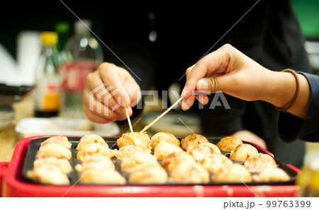 たこ焼きパーティーでの共同作業 99763399
