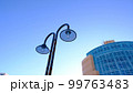 少し錆びた街灯と快晴の空 北海道釧路市 99763483