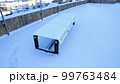 少し雪の積もったベンチ 北海道釧路市 99763484