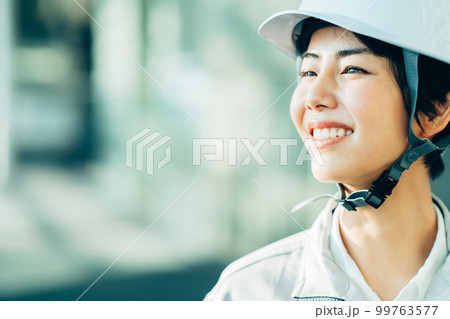 夕日を浴びる施工管理の女性。 99763577