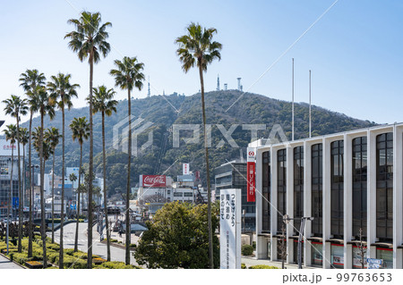 【徳島県】徳島市中心部から見た眉山 99763653