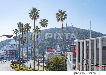 【徳島県】徳島市中心部から見た眉山 99763656