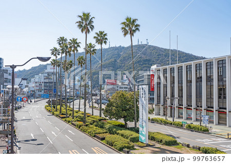 【徳島県】徳島市中心部から見た眉山 【徳島県】徳島市中心部から見た眉山 99763657