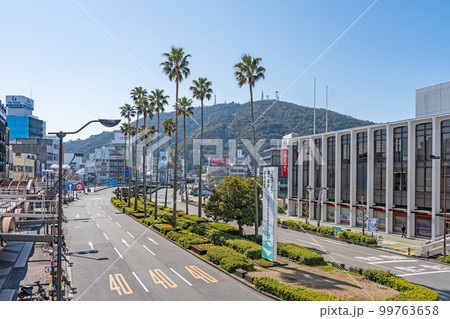 【徳島県】徳島市中心部から見た眉山 【徳島県】徳島市中心部から見た眉山 99763658