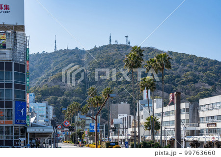 【徳島県】徳島市中心部から見た眉山 【徳島県】徳島市中心部から見た眉山 99763660