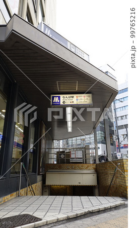 大阪メトロ御堂筋線、千日前線のなんば駅の18号出入口 大阪メトロ御堂筋線、千日前線のなんば駅の18号出入口 99765216