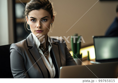 ノートパソコンで仕事する美人 99765815