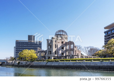 新緑と原爆ドーム　平和記念公園　広島観光スポット　広島G7サミット 99766355