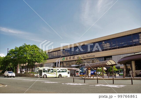 盛岡の街並み　晴れた日の盛岡駅と盛岡駅バス乗り場 99766861