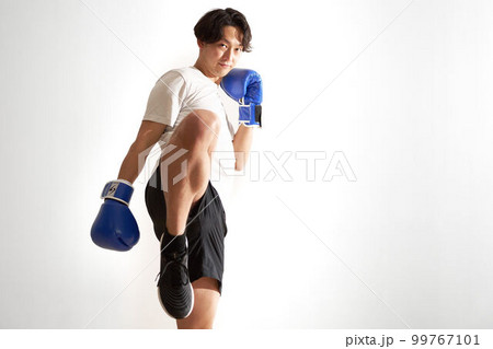 キックボクシングをする若い男性　トレーニング　ボクササイズ　イメージ 99767101