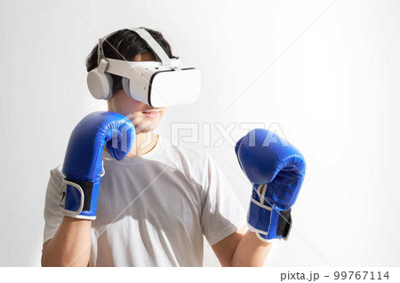 VRゴーグルをつけてボクシングをする男性 VRゴーグルをつけてボクシングをする男性 99767114