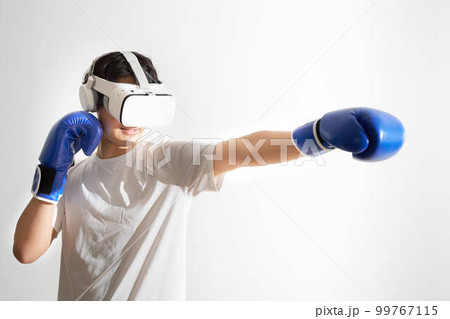 VRゴーグルをつけてボクシングをする男性 VRゴーグルをつけてボクシングをする男性 99767115