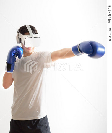 VRゴーグルをつけてボクシングをする若い男性 VRゴーグルをつけてボクシングをする若い男性 99767116