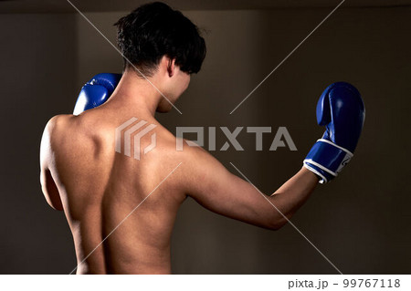 ボクシンググローブをつけた若い男性の後ろ姿 99767118