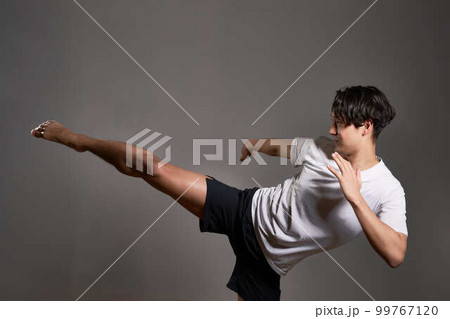 キックボクシングをする若い男性　トレーニング　ボクササイズ　イメージ 99767120