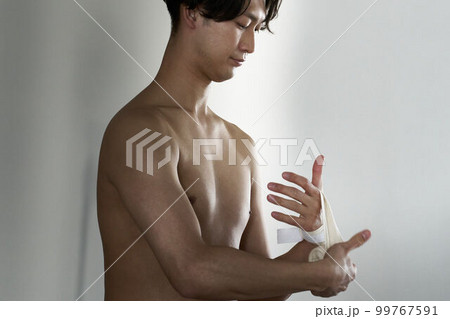 手にバンテージを巻く若い男性　ボクシング　トレーニング　イメージ 99767591