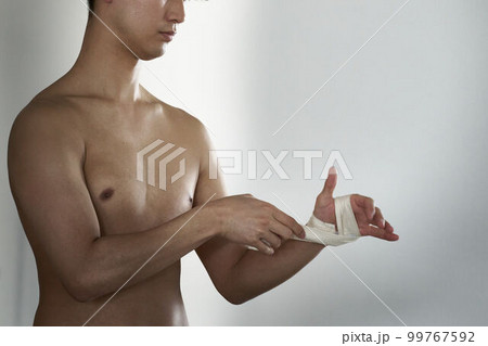 手にバンテージを巻く若い男性　ボクシング　トレーニング　イメージ 99767592