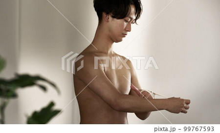 手にバンテージを巻く若い男性 ボクシング トレーニング イメージ 手にバンテージを巻く若い男性 ボクシング トレーニング イメージ 99767593