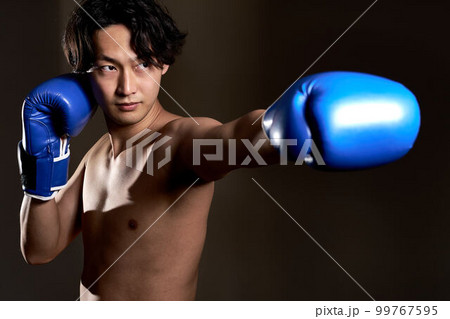 ボクシンググローブをつけた若い男性 トレーニング ボクササイズ イメージ ボクシンググローブをつけた若い男性 トレーニング ボクササイズ イメージ 99767595