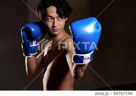 ボクシンググローブをつけた若い男性　トレーニング　ボクササイズ　イメージ 99767596