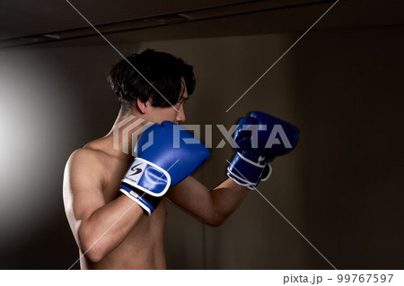 ボクシンググローブをつけた若い男性　トレーニング　ボクササイズ　イメージ 99767597
