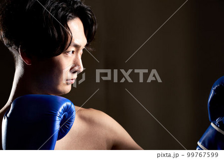 ボクシンググローブをつけた若い男性　トレーニング　ボクササイズ　イメージ 99767599
