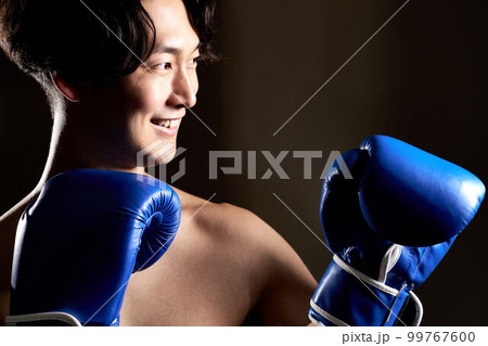 ボクシンググローブをつけた若い男性　トレーニング　ボクササイズ　イメージ 99767600