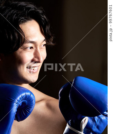 ボクシンググローブをつけた若い男性　トレーニング　ボクササイズ　イメージ 99767601