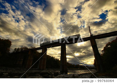錦秋の秩父路… 『紅葉の長瀞・荒川橋梁』 秩父鉄道7800系電車 錦秋の秩父路… 『紅葉の長瀞・荒川橋梁』 秩父鉄道7800系電車 99768064