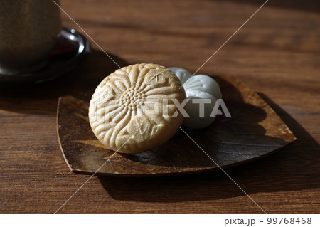 テーブルに置いた菓子皿にのせた最中 99768468