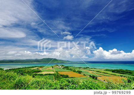 沖縄県小浜島西大岳展望台から西表島方面の景色 沖縄県小浜島西大岳展望台から西表島方面の景色 99769299